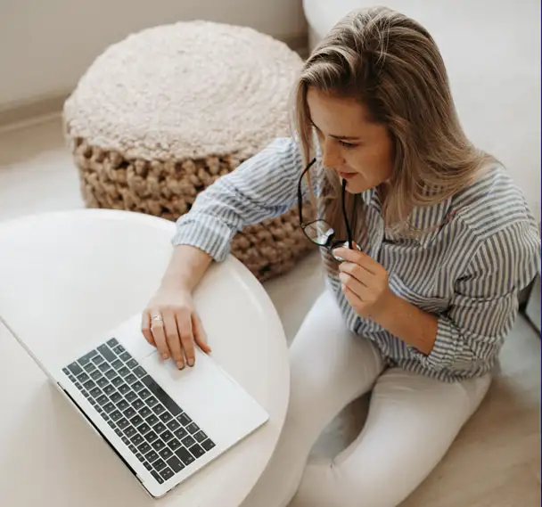 Mujer en consulta por Internet
