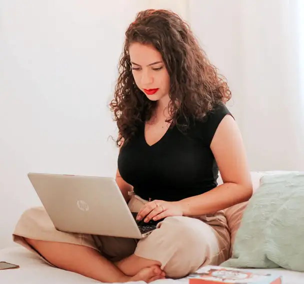 Mujer haciendo curso online